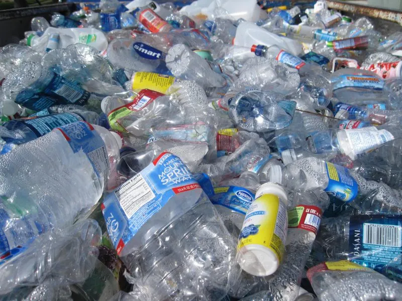 Recyklingowy design – poznaj rzeczy, które możesz zrobić, choćby z zużytych butelek